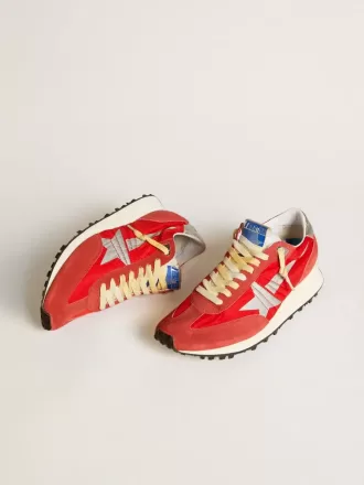 Marathon para hombre con parte superior de nailon rojo y estrella plateada