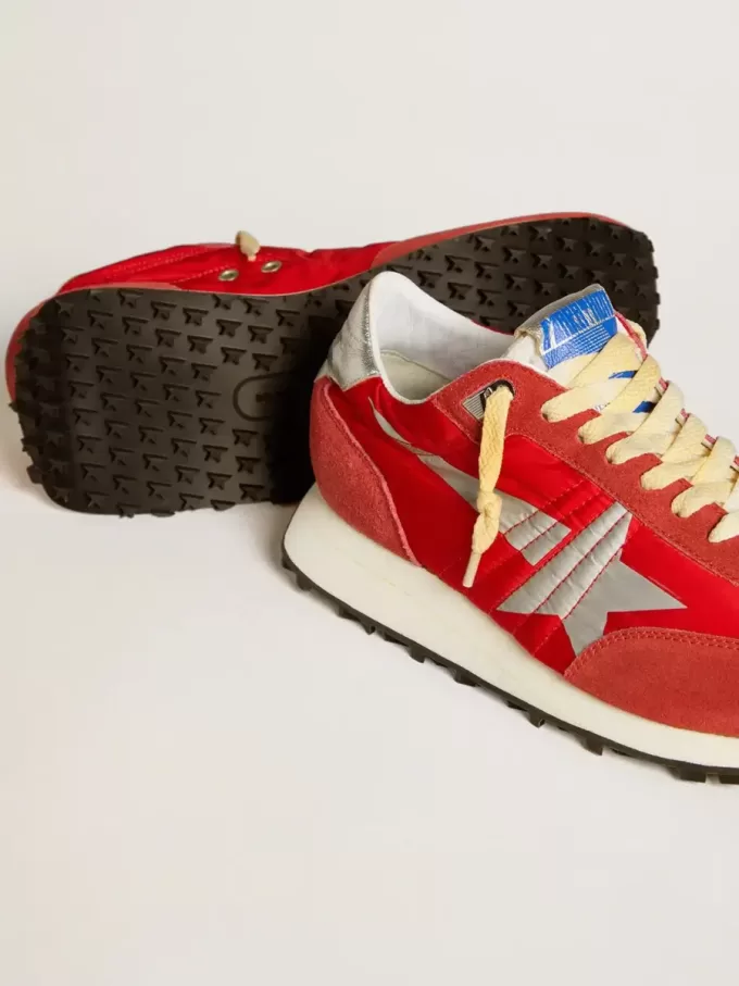 Marathon para hombre con parte superior de nailon rojo y estrella plateada Marathon para hombre con parte superior de nailon rojo y estrella plateada