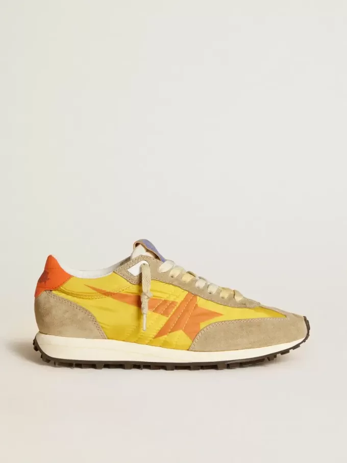 Marathon para mujer con parte superior de nailon amarillo y estrella naranja. Marathon para mujer con parte superior de nailon amarillo y estrella naranja.