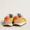 Marathon para mujer con parte superior de nailon amarillo y estrella naranja. Marathon para mujer con parte superior de nailon amarillo y estrella naranja.