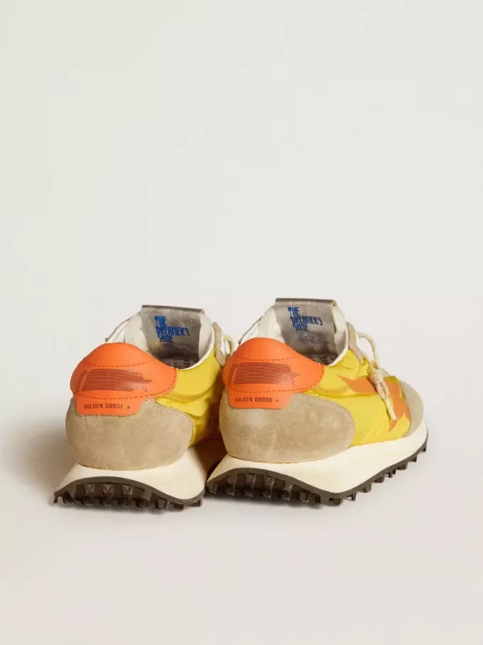 Marathon para mujer con parte superior de nailon amarillo y estrella naranja. Marathon para mujer con parte superior de nailon amarillo y estrella naranja.