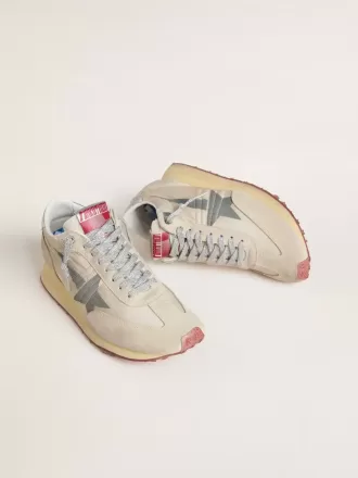 Marathon para mujer con parte superior de nailon beige y estrella gris