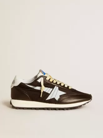 Marathon para mujer con parte superior de nailon negro y estrella blanca.