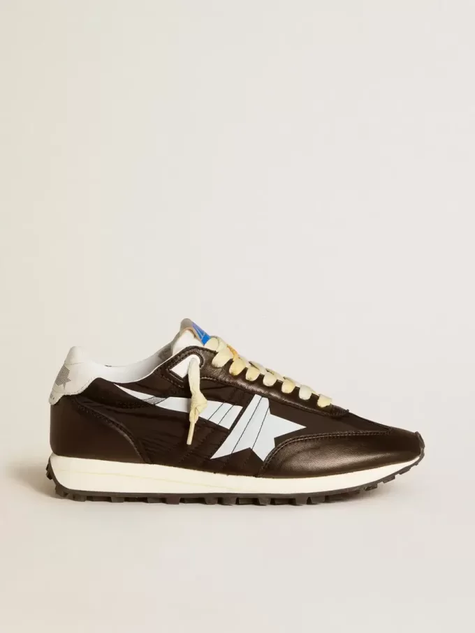 Marathon para mujer con parte superior de nailon negro y estrella blanca. Marathon para mujer con parte superior de nailon negro y estrella blanca.
