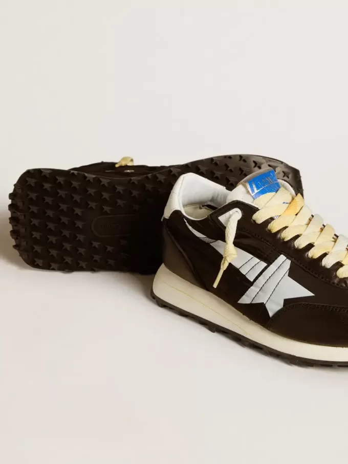 Marathon para mujer con parte superior de nailon negro y estrella blanca. Marathon para mujer con parte superior de nailon negro y estrella blanca.