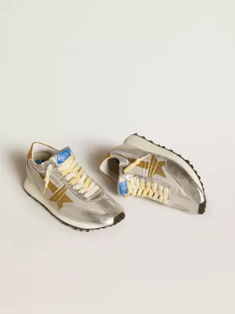 Marathon para mujer con parte superior de nailon ripstop plateado y estrella dorada.