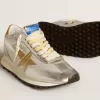 Marathon para mujer con parte superior de nailon ripstop plateado y estrella dorada. Marathon para mujer con parte superior de nailon ripstop plateado y estrella dorada.