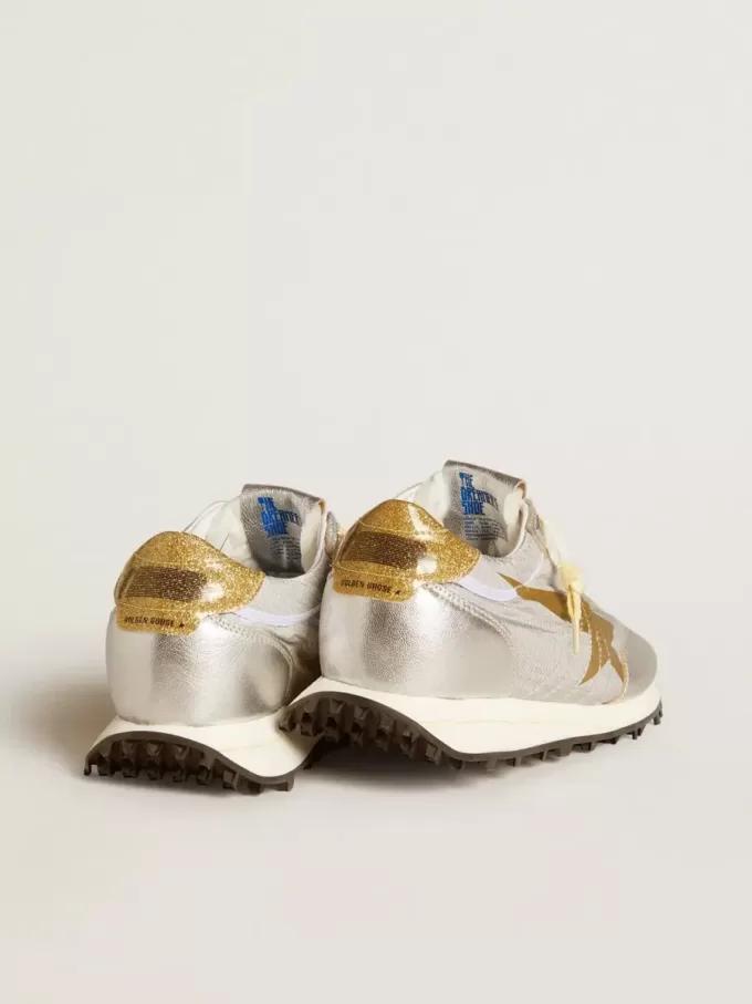Marathon para mujer con parte superior de nailon ripstop plateado y estrella dorada. Marathon para mujer con parte superior de nailon ripstop plateado y estrella dorada.