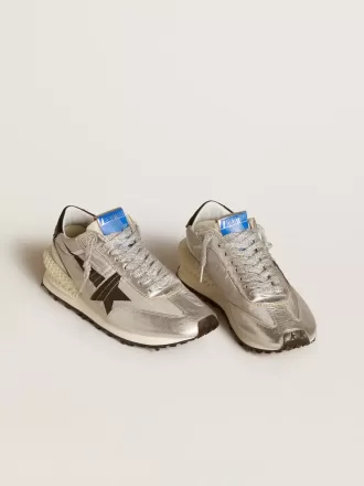 Marathon para mujer con parte superior de nailon ripstop plateado y estrella negra