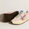 Marathon para mujer en nailon rosa y ante beige con estrella estampada en negro
