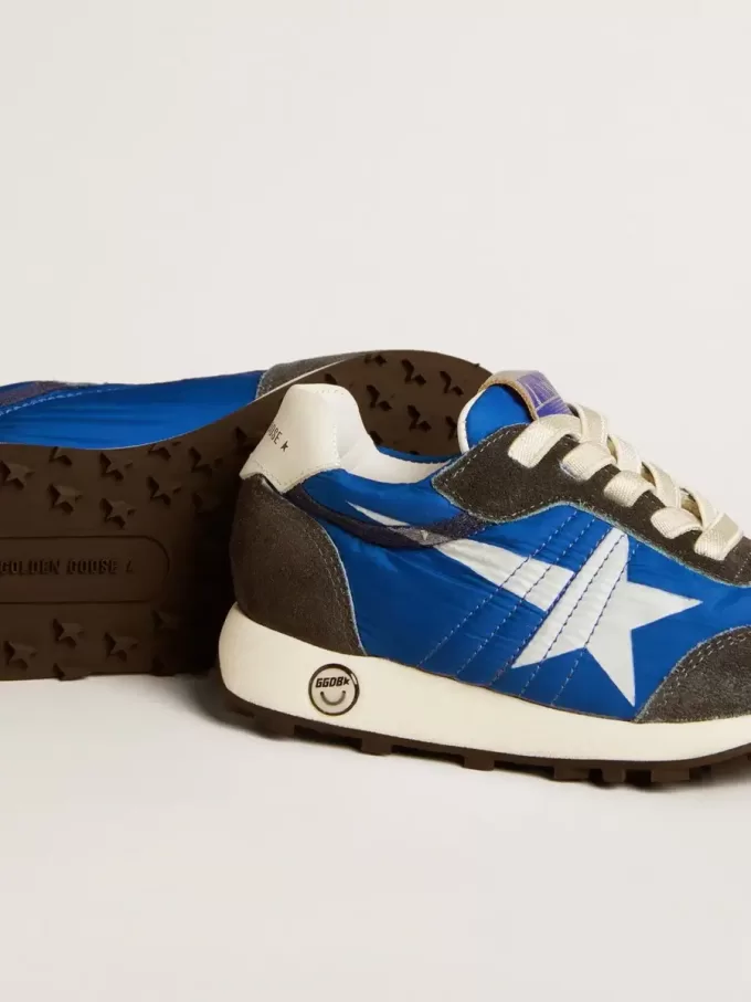 Marathon Young en nailon azul con estrella estampada y lengüeta de cuero en el talón Marathon Young en nailon azul con estrella estampada y lengüeta de cuero en el talón