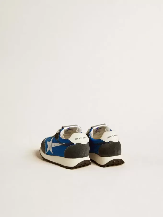 Marathon Young en nailon azul con estrella estampada y lengüeta de cuero en el talón Marathon Young en nailon azul con estrella estampada y lengüeta de cuero en el talón
