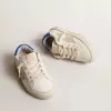 May Teen blanco con estrella de ante gris y lengüeta azul en el talón May Teen blanco con estrella de ante gris y lengüeta azul en el talón