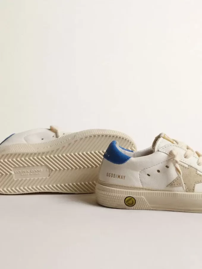 May Teen blanco con estrella de ante gris y lengüeta azul en el talón May Teen blanco con estrella de ante gris y lengüeta azul en el talón