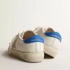 May Teen blanco con estrella de ante gris y lengüeta azul en el talón May Teen blanco con estrella de ante gris y lengüeta azul en el talón