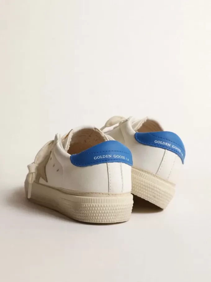May Teen blanco con estrella de ante gris y lengüeta azul en el talón May Teen blanco con estrella de ante gris y lengüeta azul en el talón