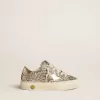 May Teen en brillo platino con estrella y lengüeta del talón en piel dorada May Teen en brillo platino con estrella y lengüeta del talón en piel dorada