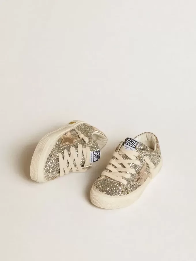 May Teen en brillo platino con estrella y lengüeta del talón en piel dorada May Teen en brillo platino con estrella y lengüeta del talón en piel dorada