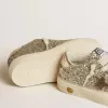 May Teen en brillo platino con estrella y lengüeta del talón en piel dorada May Teen en brillo platino con estrella y lengüeta del talón en piel dorada