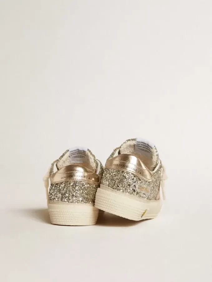May Teen en brillo platino con estrella y lengüeta del talón en piel dorada May Teen en brillo platino con estrella y lengüeta del talón en piel dorada