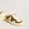 May Teen en cuero blanco y verde militar