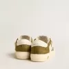 May Teen en cuero blanco y verde militar