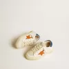 May Teen en nubuck con estrella naranja y lengüeta azul en el talón
