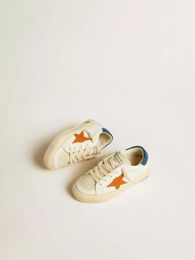 May Teen en nubuck con estrella naranja y lengüeta azul en el talón