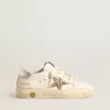 May Teen en piel blanca con estrella dorada brillante y lengüeta plateada en el talón May Teen en piel blanca con estrella dorada brillante y lengüeta plateada en el talón