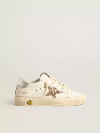 May Teen en piel blanca con estrella dorada brillante y lengüeta plateada en el talón