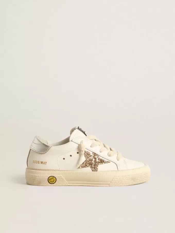 May Teen en piel blanca con estrella dorada brillante y lengüeta plateada en el talón May Teen en piel blanca con estrella dorada brillante y lengüeta plateada en el talón