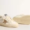 May Teen en piel blanca con estrella dorada brillante y lengüeta plateada en el talón May Teen en piel blanca con estrella dorada brillante y lengüeta plateada en el talón