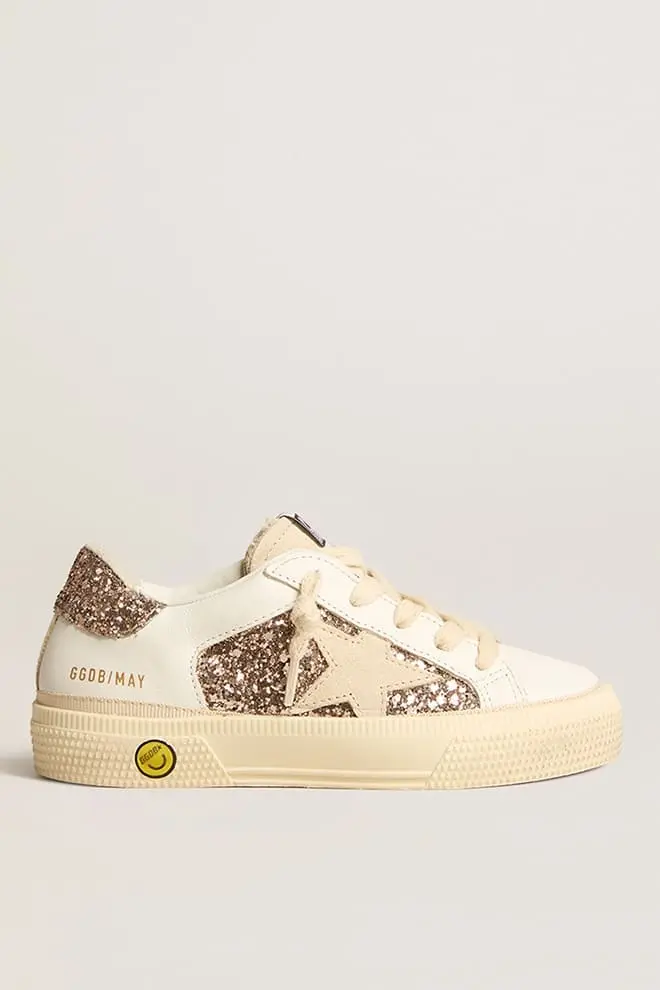 May Teen en piel blanca y purpurina rosa dorada con estrella de ante beige. May Teen en piel blanca y purpurina rosa dorada con estrella de ante beige.
