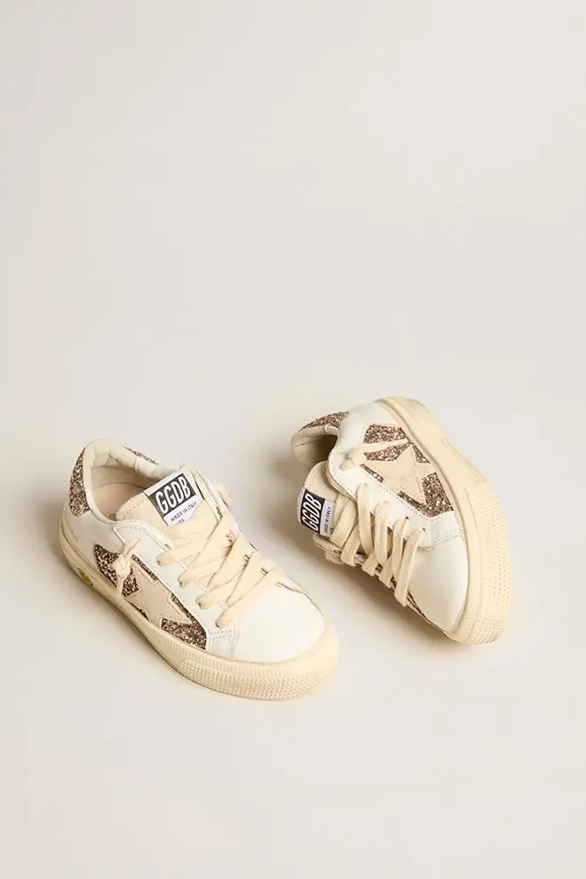 May Teen en piel blanca y purpurina rosa dorada con estrella de ante beige. May Teen en piel blanca y purpurina rosa dorada con estrella de ante beige.
