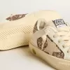 May Teen en piel blanca y purpurina rosa dorada con estrella de ante beige. May Teen en piel blanca y purpurina rosa dorada con estrella de ante beige.