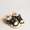 May Teen en piel negra y blanca con estrella negra y lengüeta naranja en el talón