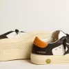 May Teen en piel negra y blanca con estrella negra y lengüeta naranja en el talón