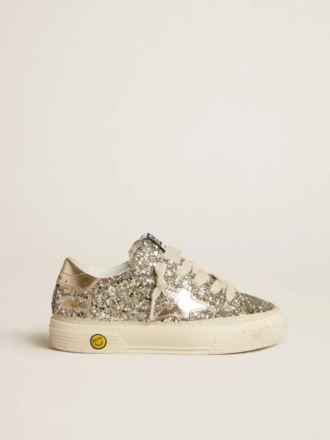 May Young en brillo platino con estrella de cuero metalizado y lengüeta en el talón May Young en brillo platino con estrella de cuero metalizado y lengüeta en el talón