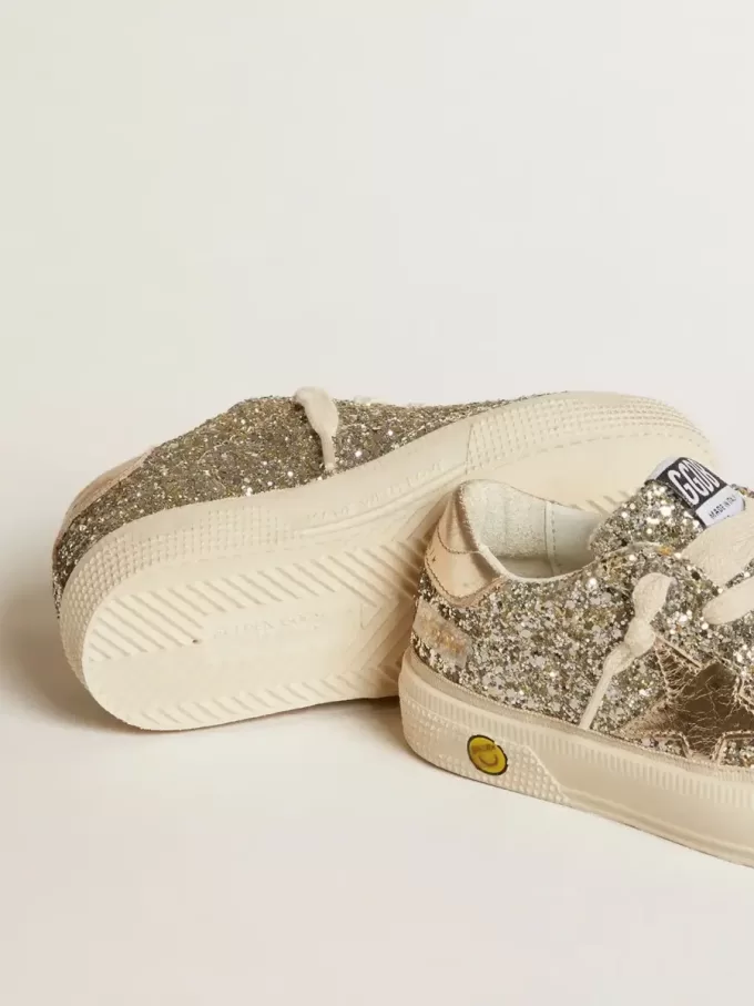 May Young en brillo platino con estrella de cuero metalizado y lengüeta en el talón May Young en brillo platino con estrella de cuero metalizado y lengüeta en el talón