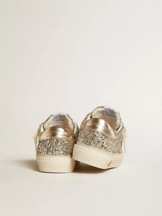 May Young en brillo platino con estrella de cuero metalizado y lengüeta en el talón May Young en brillo platino con estrella de cuero metalizado y lengüeta en el talón