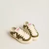 May Young en cuero blanco y verde militar May Young en cuero blanco y verde militar