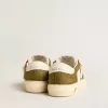 May Young en cuero blanco y verde militar May Young en cuero blanco y verde militar
