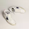 Mid Star con estrella azul brillante y lengüeta de ante rosa en el talón.