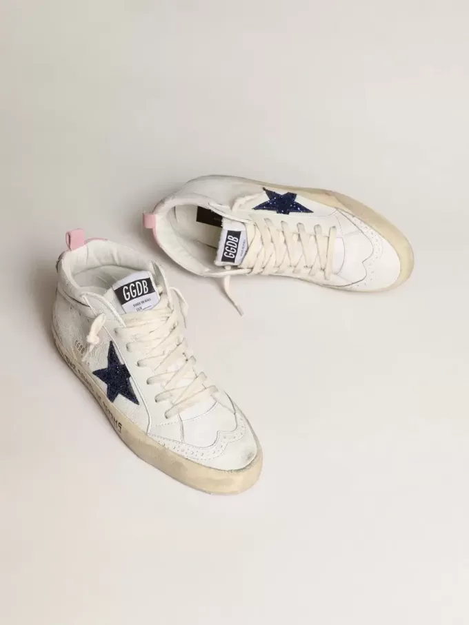 Mid Star con estrella azul brillante y lengüeta de ante rosa en el talón.