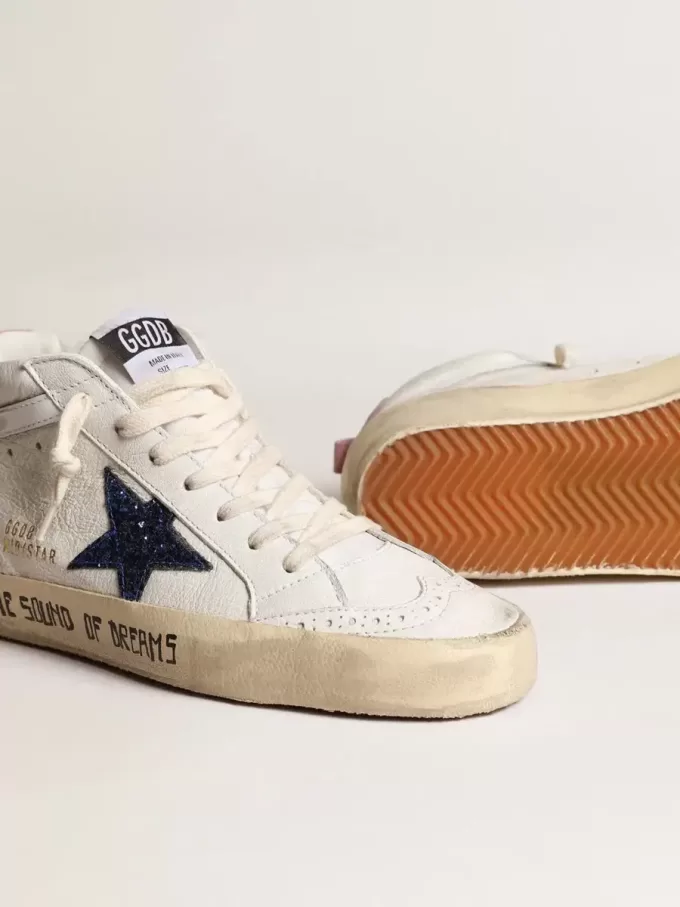 Mid Star con estrella azul brillante y lengüeta de ante rosa en el talón.
