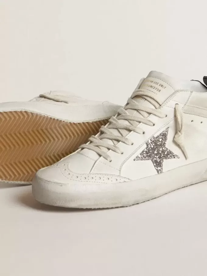 Mid Star para mujer con estrella plateada brillante y lengüeta laminada negra en el talón Mid Star para mujer con estrella plateada brillante y lengüeta laminada negra en el talón