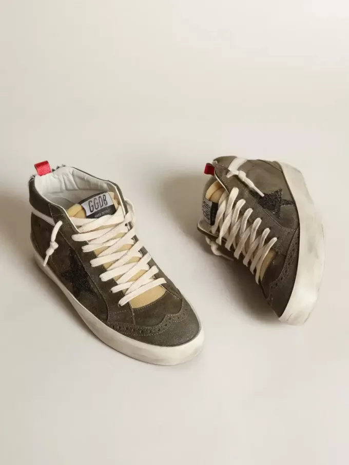Mid-Star para mujer en ante verde oliva con estrella negra brillante y lengüeta del talón en piel de potro Mid-Star para mujer en ante verde oliva con estrella negra brillante y lengüeta del talón en piel de potro