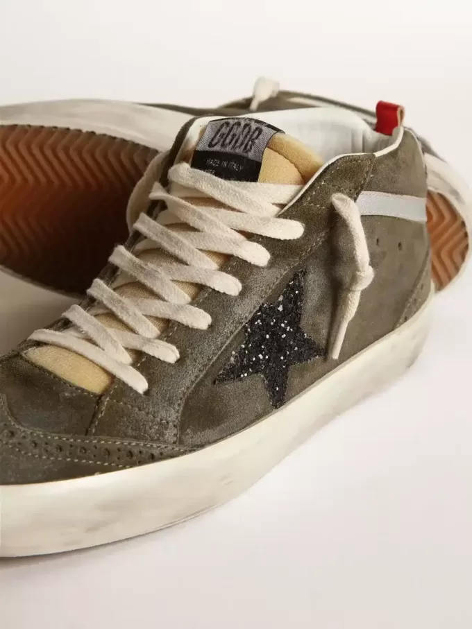 Mid-Star para mujer en ante verde oliva con estrella negra brillante y lengüeta del talón en piel de potro Mid-Star para mujer en ante verde oliva con estrella negra brillante y lengüeta del talón en piel de potro