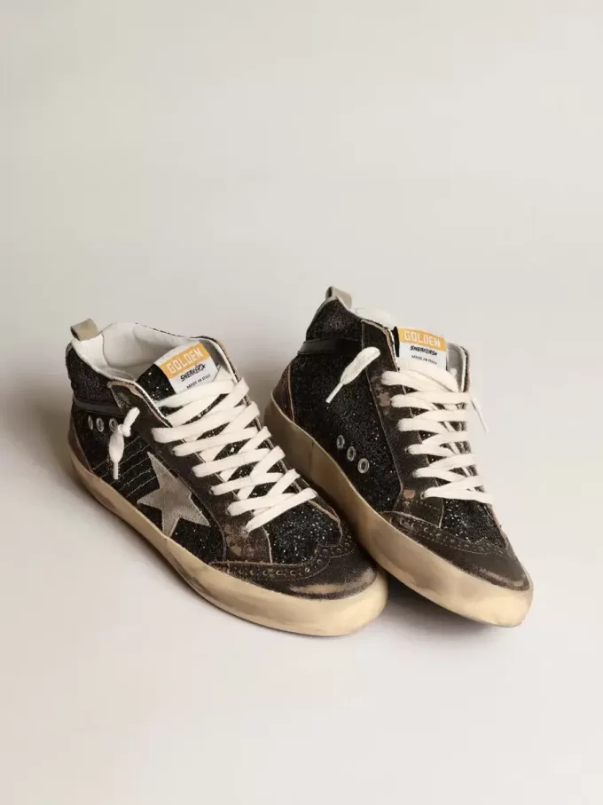 Mid Star para mujer en negro brillante con estrella y lengüeta en el talón de ante gris paloma Mid Star para mujer en negro brillante con estrella y lengüeta en el talón de ante gris paloma