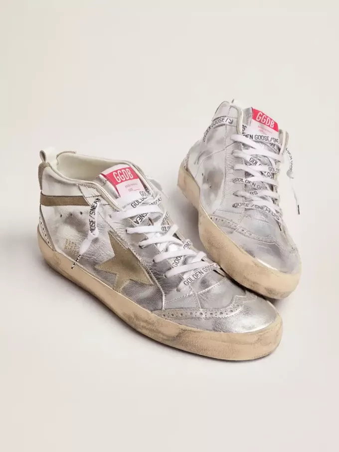 Mid Star para mujer en piel laminada plateada con estrella gris paloma Mid Star para mujer en piel laminada plateada con estrella gris paloma